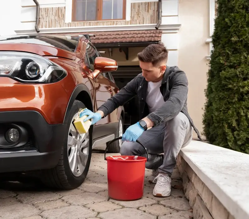 Lavage auto à domicile Saint-Jean-de-Duras : professionnel intervenant sur un véhicule